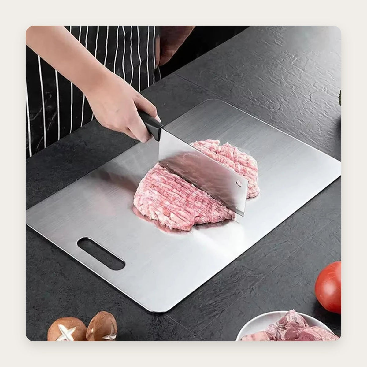 Taglio della carne su un tagliere in acciaio inox