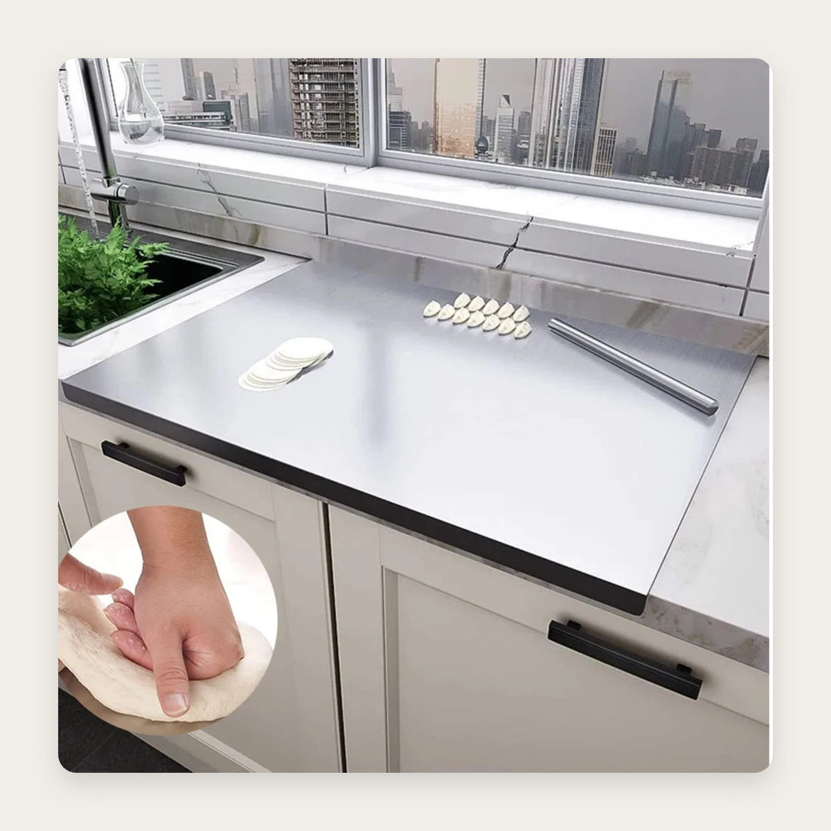 Tagliere da lavoro in acciaio inox 304 da 30 × 40 cm su un piano di lavoro